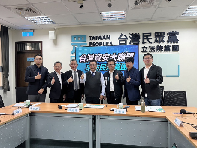 由左自右，沈家生、洪偉淦、涂睿珅、台灣民眾黨林國成立委、吳春城立委、逢甲大學資工系主任教授李榮三、洪睿荃。(戴志揚翻攝)