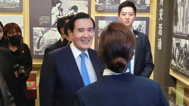 图为前总统马英九去年率团访问大陆，并参观重庆抗战遗址博物馆。（本报资料照片）