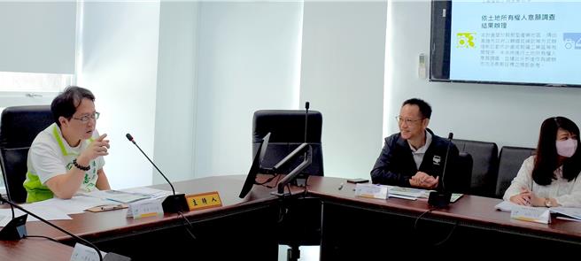 民進黨立委邱志偉（左）向中央爭取經費，協助改善高雄岡山未登記工廠合法納管需面臨的廢汙水需以特定管線排放問題。（邱志偉服務處提供／林瑞益高雄傳真）