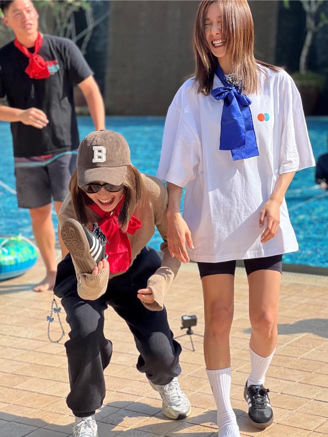 峮峮（左）偷爆料蔡黄汝（右）穿鞋垫，并拿出来秀给大家看。（中视提供）