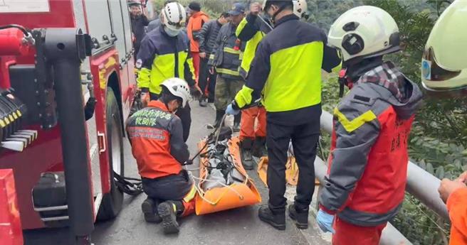 花蓮縣簡姓男子北上謀職卻遭凌虐致死，宜蘭檢方偵辦此案，共計有9名被告聲押禁見獲准，圖為簡男遺體在蘇花公路被發現時畫面。（翻攝照片／李忠一宜蘭傳真）