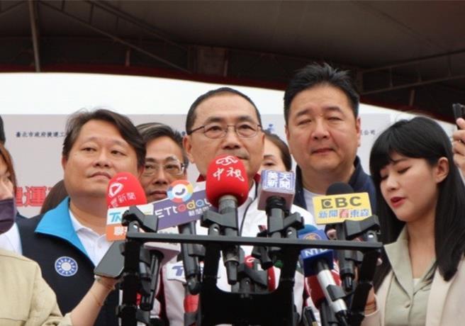 台北市信义区A13宝林茶室发生多例食物中毒事件，新北市长侯友宜今日接受媒体访问表示，新北市目前已经跟中央及台北市组成联合专案小组。（刘玮晴摄）