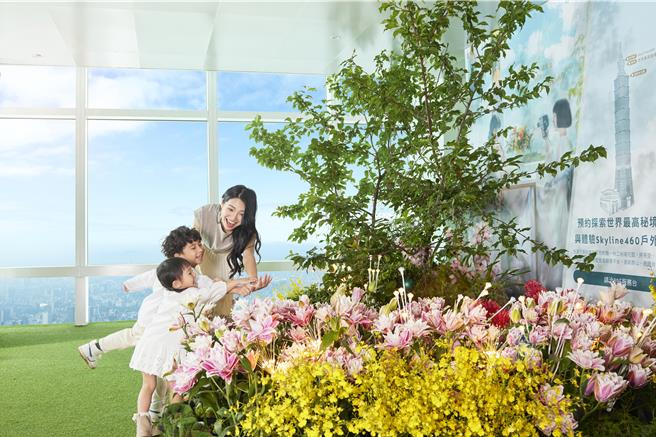 嘉义县与台北101、CN Flower国际花艺界大师凌宗涌、花意空间共同以嘉义特色花卉，在台北101打造嘉义版「蕨‧兰之美」。（嘉义县政府提供∕吕妍庭嘉义传真）