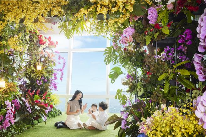 嘉义县与台北101、CN Flower国际花艺界大师凌宗涌、花意空间共同以嘉义特色花卉，在台北101打造嘉义版「蕨‧兰之美」。（嘉义县政府提供∕吕妍庭嘉义传真）