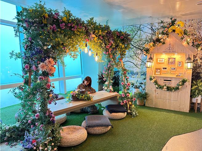 嘉义县与台北101、CN Flower国际花艺界大师凌宗涌、花意空间共同以嘉义特色花卉，营造特色花艺空间。（嘉义县政府提供∕吕妍庭嘉义传真）