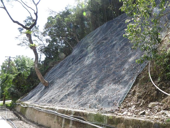 花莲吉安乡枫林步道及向阳步道各有边坡因去年风灾坍方，乡公所第一时间虽已恢復通行，但考量整体安全隐忧，今年1月利用逾211万灾害预备金，投入边坡改善工程，维护使用者的安全；图为枫林步道边坡。（罗亦晽摄）