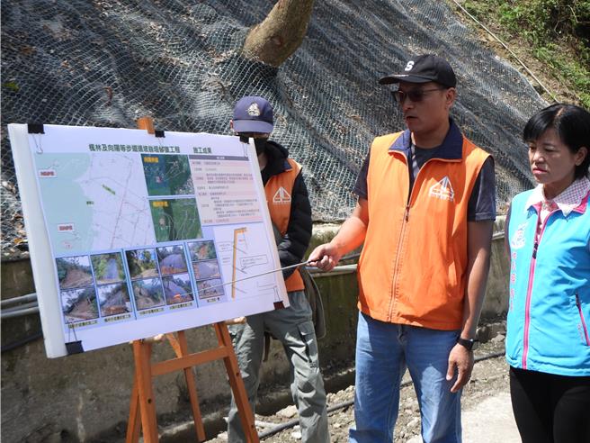 花莲吉安乡枫林步道及向阳步道各有边坡因去年风灾坍方，乡公所今年1月利用逾211万灾害预备金，投入边坡改善工程，并在3月中旬完工，乡长游淑贞（右一）今特别到枫林步道视察成果。（罗亦晽摄）
