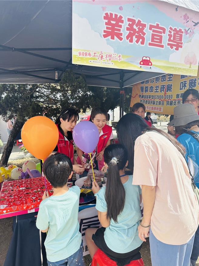 虎尾就業中心上周日（24日）主動出擊到土庫鎮公所在馬光國中舉辦櫻花季活動設攤。（虎尾就業中心提供）