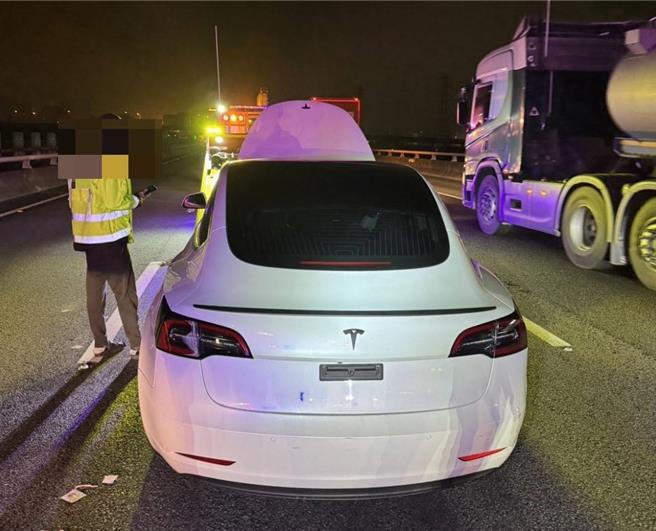 范姓男子驾驶一辆牌照遭吊扣的特斯拉，突然停在国道中线，警方盘查时一度拒开车门，在车上吸着一颗气球。（警方提供／邱立雅竹县传真）