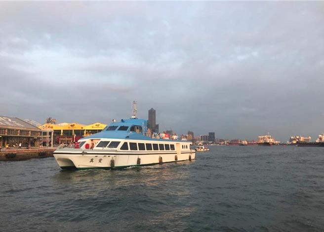 「国旅联票」搭配高金栈游港夕阳线游船行程，轻松享受港都自然风光。（台湾高铁公司提供／蔡亚桦台北传真）