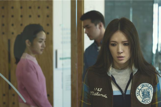 许玮宁剧中被林依晨耍心机夺走男友贺军翔。（公视、MyVideo提供）