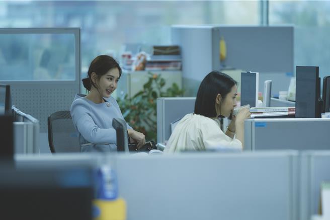 安心亚也饰演许玮宁同事。（公视、MyVideo提供）