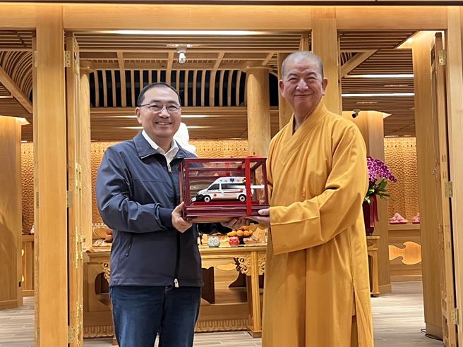 千霞山海明寺捐贈新北市政府價值約360萬之新式高頂救護車1輛，由侯友宜代表受贈並回贈感謝狀表達謝忱。（劉瑋晴攝）