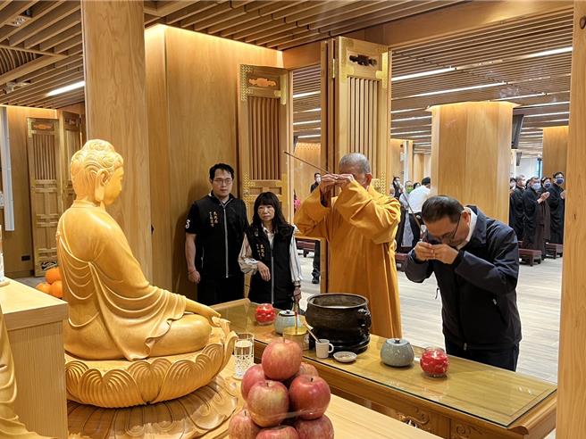 今(28)日是農曆2月19日「觀音媽生」，新北市長侯友宜上午赴樹林千霞山海明寺參拜，祈求市民安居樂業、市政推動順利。（劉瑋晴攝）