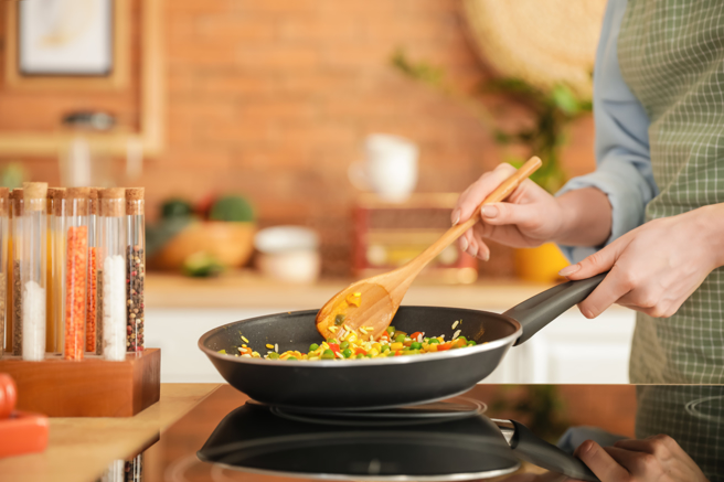 网美表示，她经常将吃不完的米饭放在电锅放凉，隔天直接炒饭吃，却没想到可能会造成致命毒素。（示意图，shutterstock／达志）