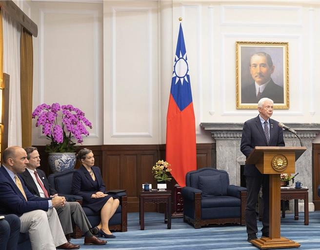 美國聯邦眾議院軍事委員會情報暨特種作戰小組主席柏格曼率跨黨派議員訪問團，赴總統府分別拜會蔡英文總統和副總統賴清德。(總統府提供)