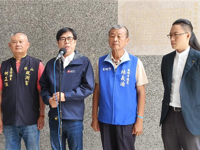 台北信義區「寶林茶室」傳食物中毒，至少造成2人死亡，台北市議員許淑華批北市府慢半拍，事發好幾天才出來說明並勒令停業，有網友反應高雄處理超級快，高雄市長陳其邁回應表示，食安事件必須能夠盡速就人、時、地的群聚調查。（林雅惠攝）