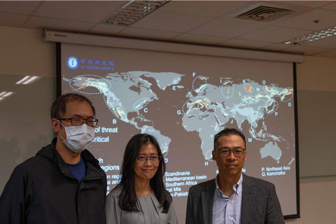 （左起）中研院生物多样性研究中心麦舘硕AI工程师、成功大学生命科学系陈一菁副教授、中研院生物多样性研究中心沈圣峰研究员。（中研院提供）
