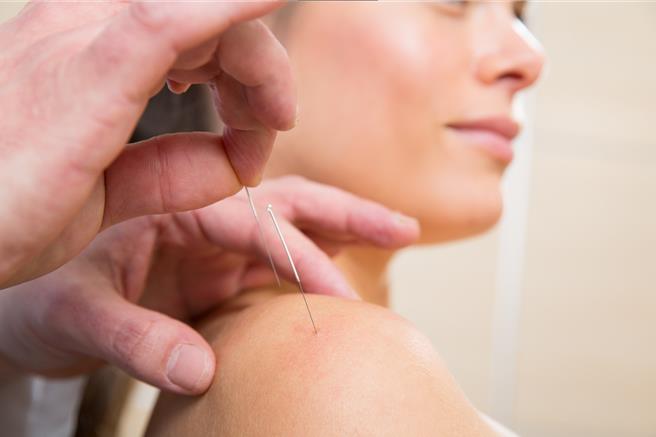 中醫師建議癌症患者能在治療時，搭配中醫輔助治療，除能降低副作用產生的痛苦，也可幫助提高生活品質。（門諾醫院提供／羅亦晽花蓮傳真）