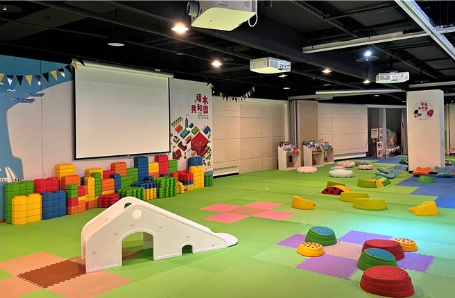 淡水古蹟博物馆的积木共和国「小小建筑师」：滑梯、体适能游戏区。（新北市教育局提供）