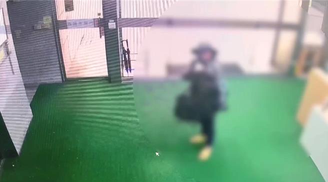 张姓男子在大厅朝上开枪。（警方提供）