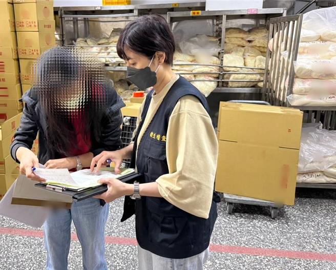 卫生局今依食品安全卫生管理法规定责令大粄城公司包含粄条、米粉等全面暂停作业及停止贩售。（新北市卫生局提供）