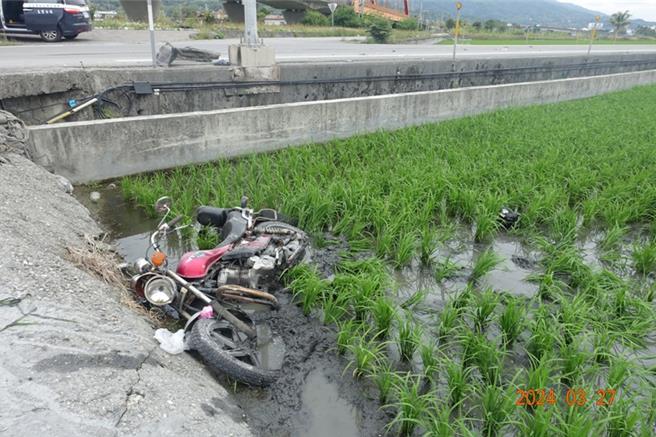 81歲老翁遭撞連人帶車跌入田中。（警方提供／王志偉花蓮傳真）