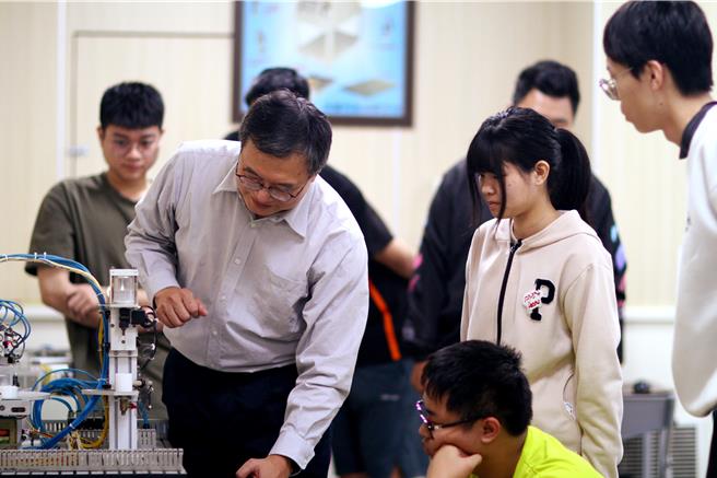 遠東科大獲捐資轉型後強調教育公益、落實社會責任，校方規畫的課程豐富、安排時間彈性，並提供證照通過津貼及競賽榮譽獎勵金。（遠東科大提供／程炳璋台南傳真）