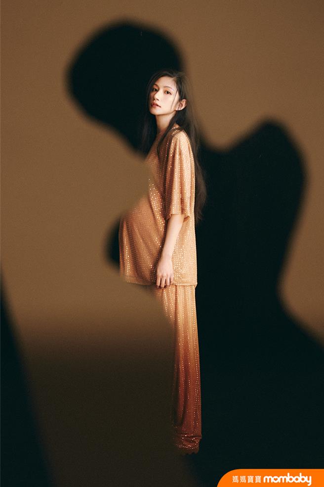 李千娜挺孕肚拍時尚照。（《媽媽寶寶》提供）