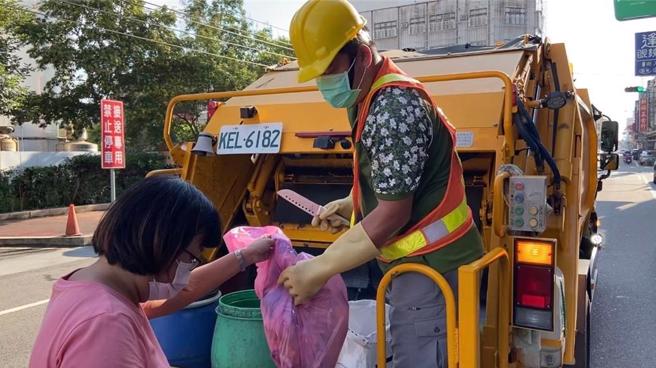 彰化县政府28日公布连假期间县内各乡镇垃圾收运时间，提醒民眾留意配合各乡镇市垃圾清运时间投递垃圾。（彰化县政府提供／孙英哲彰化传真）