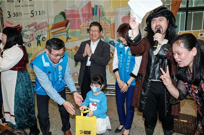 新竹縣文化局28日宣傳「讀家之旅」，有獎徵答有1題問「唐三藏是那天取經？冬天夏天還是…」，小朋友（前中）神回「白天！」讓縣長楊文科（後中）等人笑開懷說「也算答對！」（羅浚濱攝）