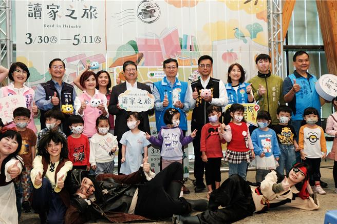 新竹縣文化局響應世界閱讀日將展開「讀家之旅」系列活動，縣長楊文科（左四）等人28日在新瓦屋客家文化保存區做宣傳。（羅浚濱攝）