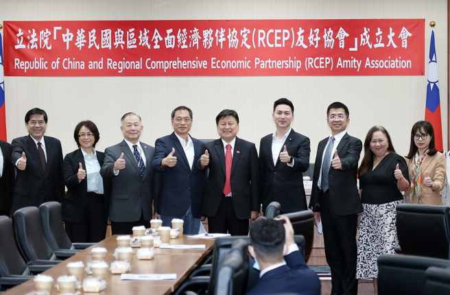 立法院「中華民國與區域全面經濟夥伴協定（RCEP）友好協會成立大會28日在立法院舉行，國民黨團總召傅崐萁（中）與出席立委一同合影留念。（姚志平攝）