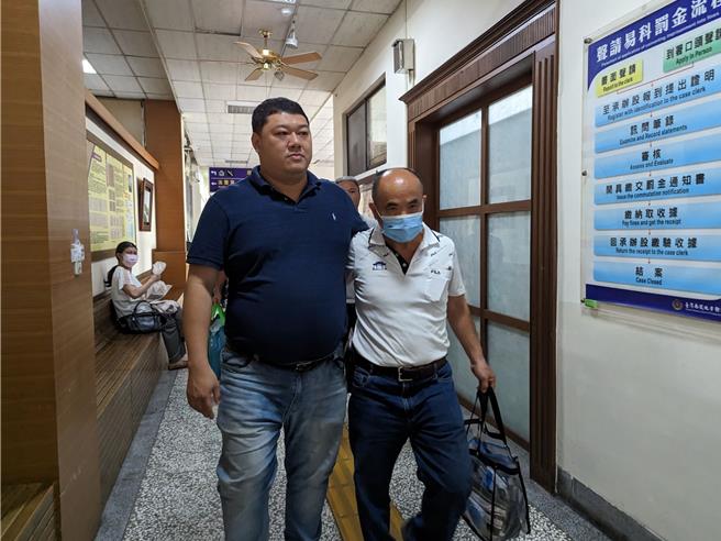 国民党前南投县议员曾振炎（右）因诈领助理费案遭判刑7年6月28日报到发监，立委游颢低调陪同称「只是来陪陪老同事」。（杨静茹摄）