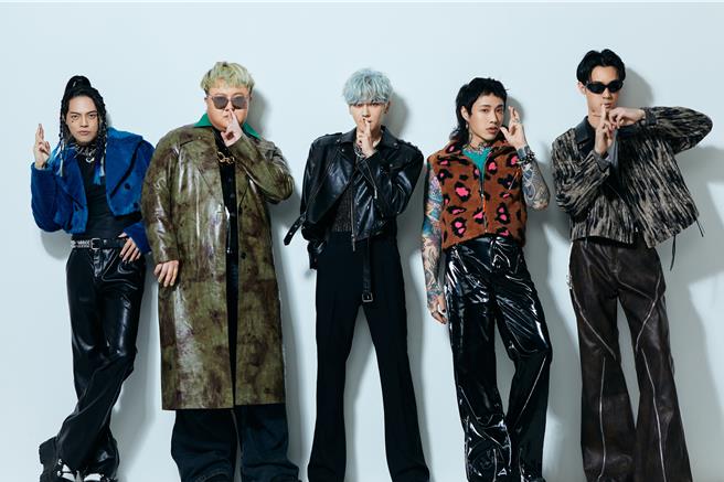 毕书尽（中）与TRASH合作全新单曲〈偶像歌手〉。（索尼音乐提供）