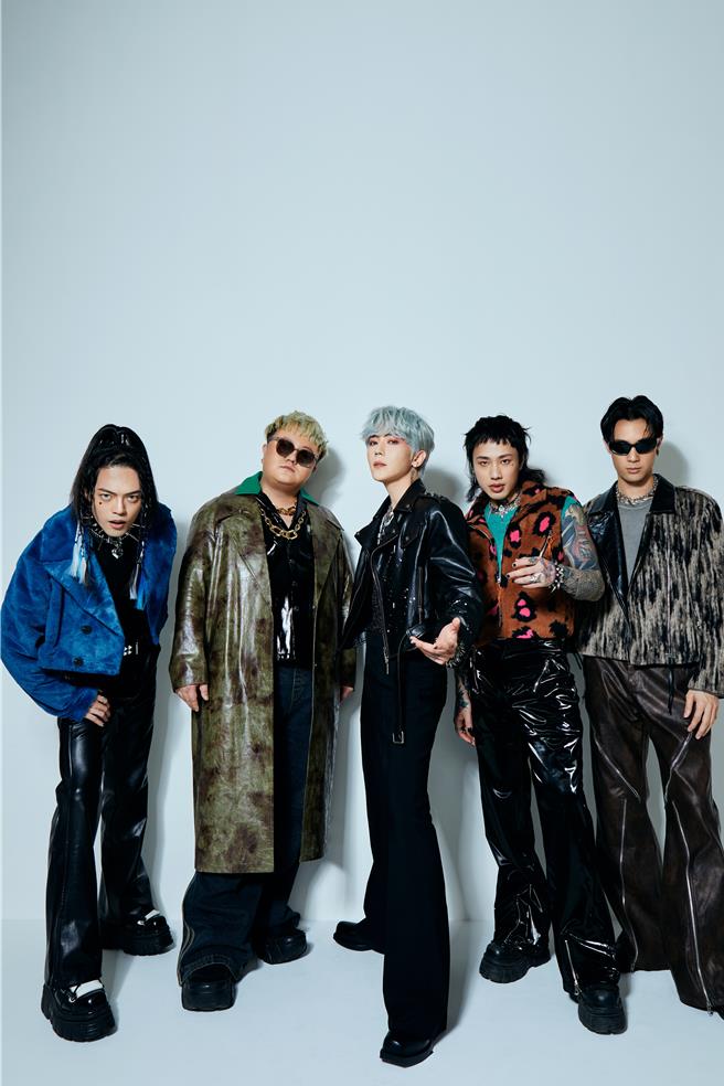 毕书尽（中）与TRASH合作全新单曲〈偶像歌手〉。（索尼音乐提供）