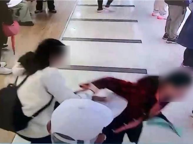 彰化医院监视画面显示林女在批挂柜台前与人聊天，突然间向前倾倒，旁人直觉要拉住她，但她还是倒地昏迷。（彰化医院提供／孙英哲彰化传真）