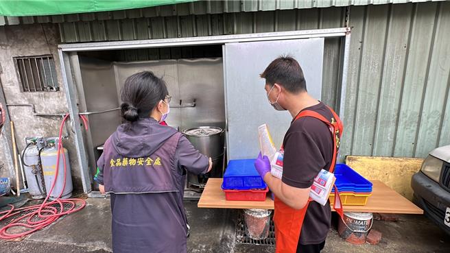台中北屯区水湳的1间知名焢肉饭遭网友爆料将食材毫无遮掩的放在后厨外马路，台中市食安处前往稽查，发现苍蝇出没等多项卫生缺失。（台中市政府提供／冯惠宜台中传真） 　