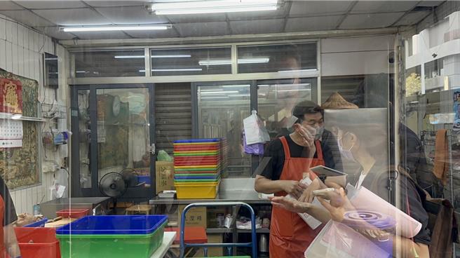 业者被爆料处是食材事前的加工处。（冯惠宜摄）