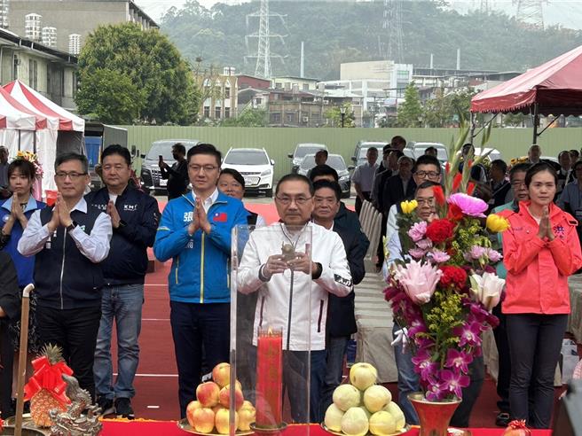 新北树林线土城地下段CQ880A区段标今(28)日开工，由新北市长侯友宜与台北市副市长林奕华率领施工团队，共同祈求工程顺利完成。（刘玮晴摄）