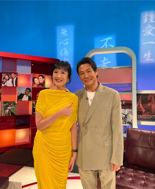 杜德伟（右）接受方念华（左）的专访。（TVBS提供）