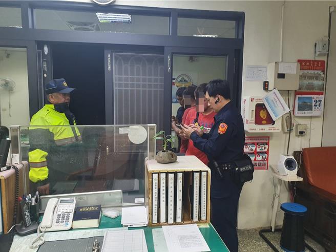 法国籍男登山客眼睛不慎遭昆虫叮咬，警方及时伸出援手。（警方提供）