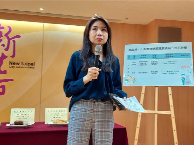 新北市衛生局食品藥物管理科長楊舒秦表示，大粄城近期出貨給寶林A13分別為3月12日、16日及23日，每次供貨20包。（陳慰慈攝）