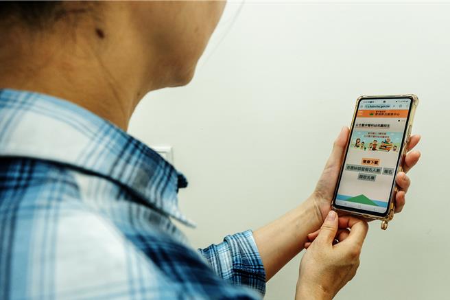 新竹縣教育局今年建置「新竹縣政府雲端聯合服務中心-公立暨非營利幼兒園招生平台」，方便家長查詢招生簡章及各園招生名額，透過線上閱讀了解報名流程辦理登記。（羅浚濱攝）