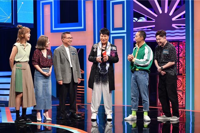 攝影棚變紅包場，何嘉文(左二)自告奮勇想去歌廳上班（公視台語台提供）