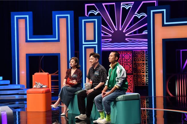 浩子（右起）帶著李明川及何嘉文，認識早期的西門町。（公視台語台提供）