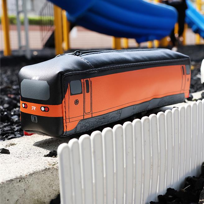 台鐵夢工場實體門市及網路商店4月1日至4月30日加碼推出促銷活動，包含EMU3000城際列車迴力車筆、EMU3000城際列車保溫便當袋及E500造型筆袋等。（台鐵公司提供／蔡亞樺台北傳真）