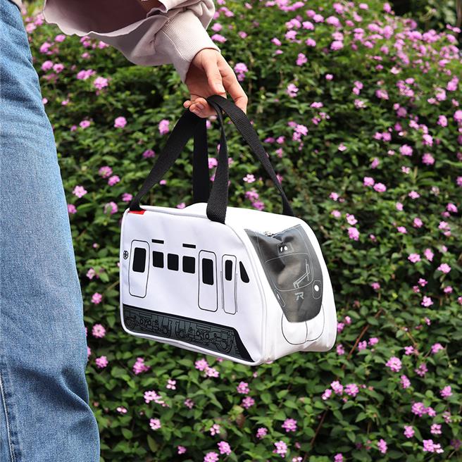 台鐵夢工場實體門市及網路商店4月1日至4月30日加碼推出促銷活動，包含EMU3000城際列車迴力車筆、EMU3000城際列車保溫便當袋及E500造型筆袋等。（台鐵公司提供／蔡亞樺台北傳真）