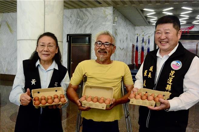花蓮縣萬榮鄉紅葉福利雞蛋生產合作社理事主席林榮輝（中）拜會議長張峻（右），正值議會召開臨會，包括議員黃馨（左）等多位議員都稱讚部落養雞發展。（王志偉攝）