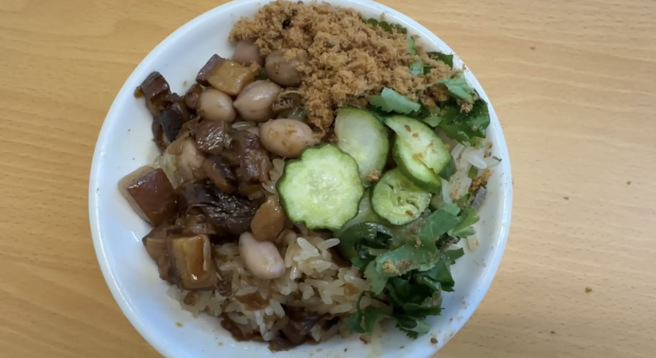 台南某米糕老店的米糕上放香菜，引发网友讨论。（图／读者提供）